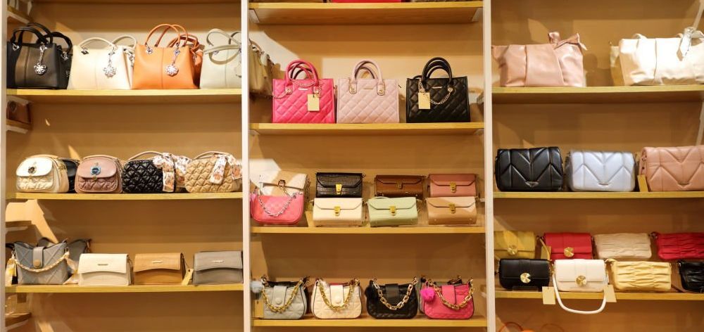 Descubre cómo organizar carteras y bolsos en casa